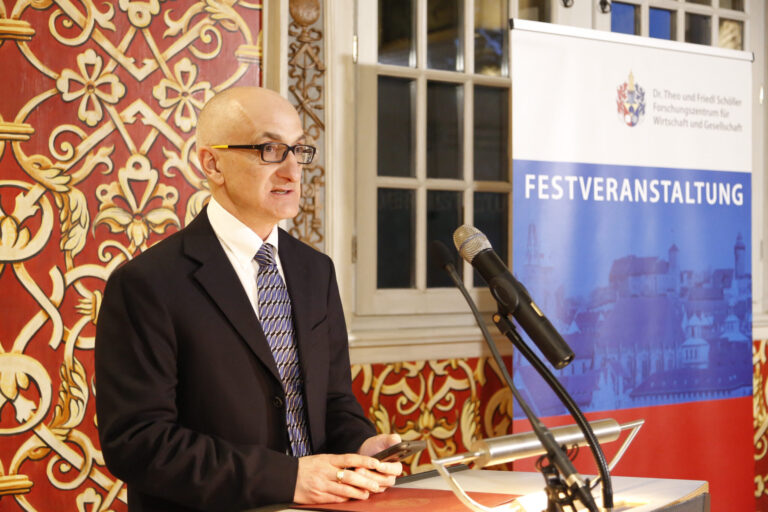 Jeffrey Parsons veröffentlicht Artikel in MIS Quarterly
